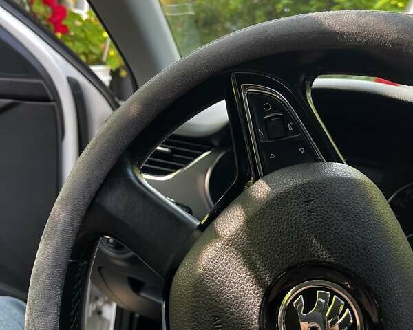 Белый Шкода Октавия, объемом двигателя 1.8 л и пробегом 212 тыс. км за 9600 $, фото 6 на Automoto.ua