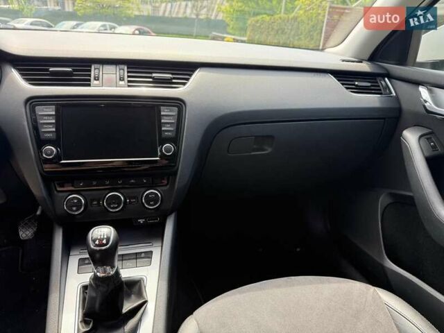 Белый Шкода Октавия, объемом двигателя 1.97 л и пробегом 303 тыс. км за 10800 $, фото 18 на Automoto.ua