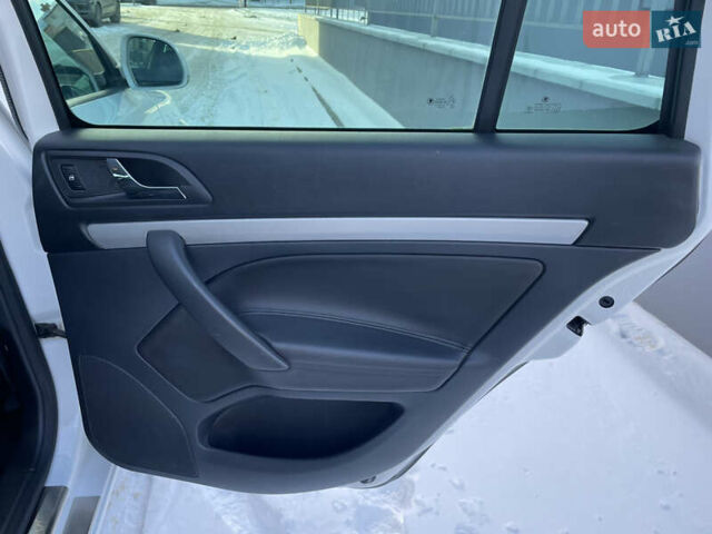 Белый Шкода Октавия, объемом двигателя 2 л и пробегом 218 тыс. км за 11950 $, фото 44 на Automoto.ua