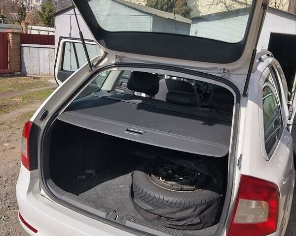 Білий Шкода Октавія, об'ємом двигуна 1.6 л та пробігом 199 тис. км за 8300 $, фото 14 на Automoto.ua