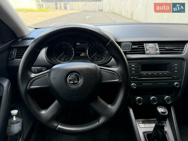 Білий Шкода Октавія, об'ємом двигуна 1.6 л та пробігом 330 тис. км за 10200 $, фото 11 на Automoto.ua