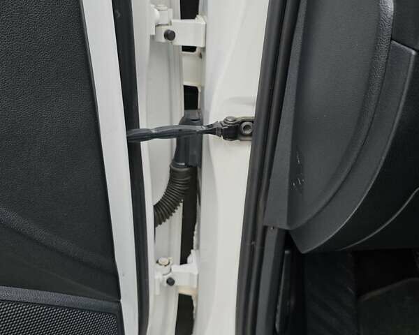 Белый Шкода Октавия, объемом двигателя 1.2 л и пробегом 170 тыс. км за 7200 $, фото 39 на Automoto.ua