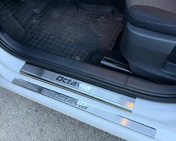 Белый Шкода Октавия, объемом двигателя 1.6 л и пробегом 297 тыс. км за 9100 $, фото 61 на Automoto.ua