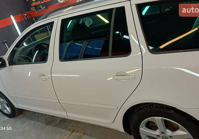 Белый Шкода Октавия, объемом двигателя 0 л и пробегом 167 тыс. км за 8499 $, фото 6 на Automoto.ua