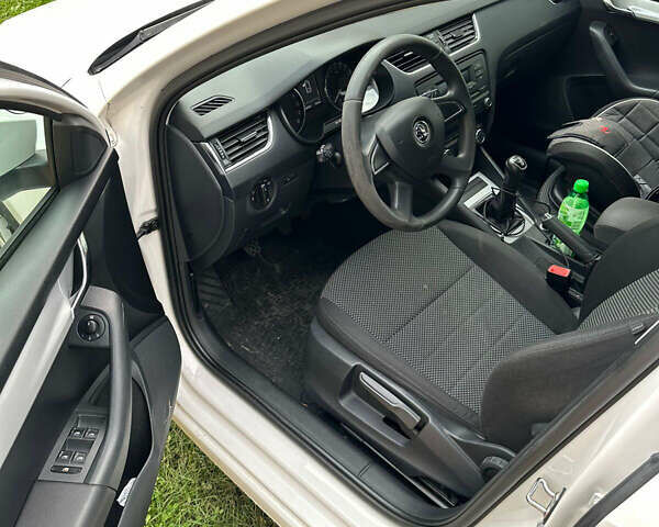 Білий Шкода Октавія, об'ємом двигуна 1.6 л та пробігом 247 тис. км за 8750 $, фото 11 на Automoto.ua