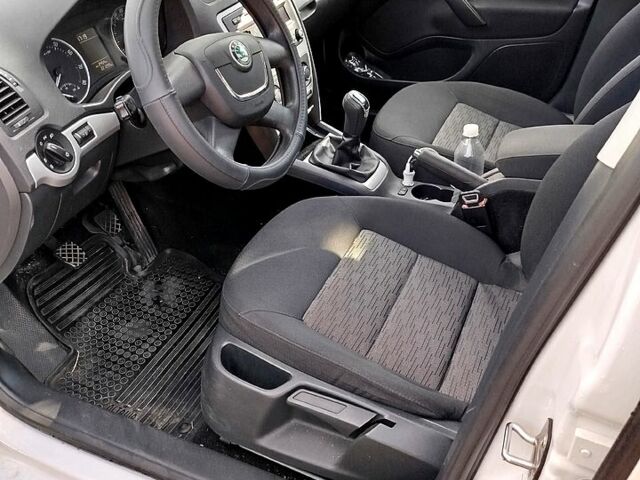 Белый Шкода Октавия, объемом двигателя 1.8 л и пробегом 222 тыс. км за 8400 $, фото 7 на Automoto.ua