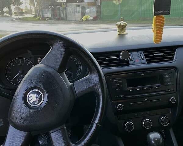 Белый Шкода Октавия, объемом двигателя 1.6 л и пробегом 297 тыс. км за 9000 $, фото 5 на Automoto.ua