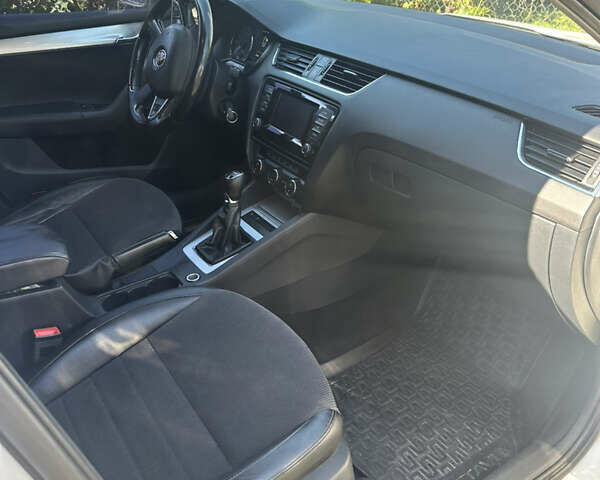 Белый Шкода Октавия, объемом двигателя 1.6 л и пробегом 260 тыс. км за 9500 $, фото 6 на Automoto.ua