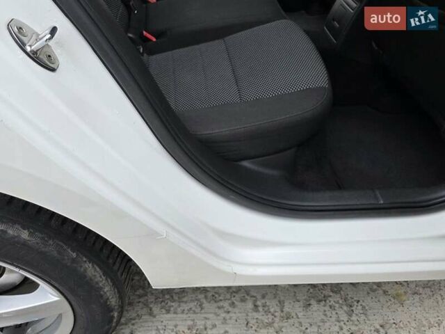 Белый Шкода Октавия, объемом двигателя 1.2 л и пробегом 170 тыс. км за 7200 $, фото 47 на Automoto.ua