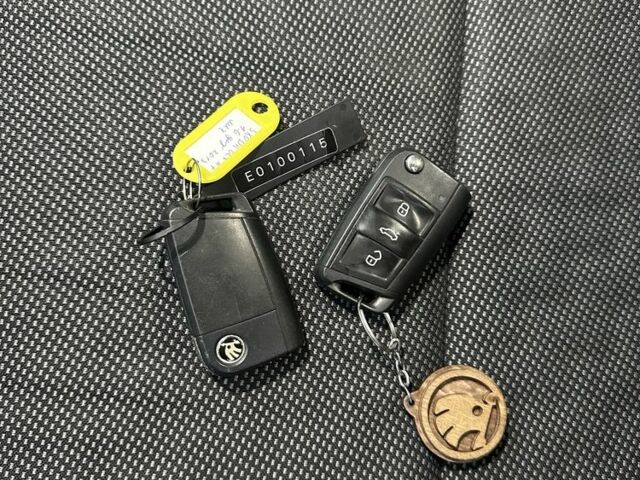 Белый Шкода Октавия, объемом двигателя 1.6 л и пробегом 330 тыс. км за 8500 $, фото 6 на Automoto.ua