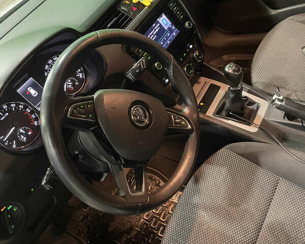 Белый Шкода Октавия, объемом двигателя 1.6 л и пробегом 262 тыс. км за 9600 $, фото 1 на Automoto.ua