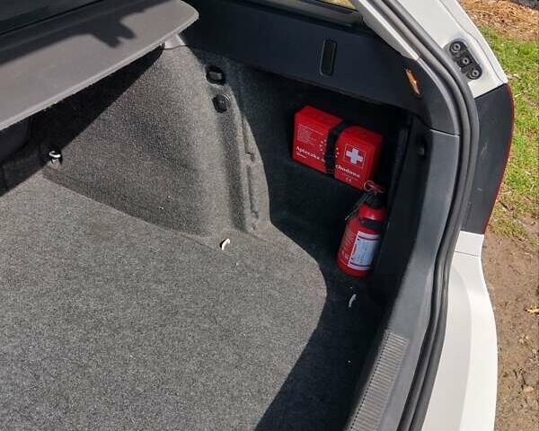 Білий Шкода Октавія, об'ємом двигуна 1.6 л та пробігом 199 тис. км за 8300 $, фото 11 на Automoto.ua