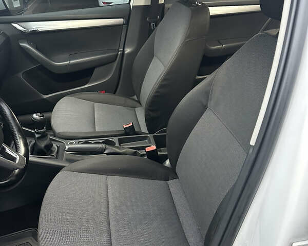 Белый Шкода Октавия, объемом двигателя 1.6 л и пробегом 330 тыс. км за 8000 $, фото 7 на Automoto.ua