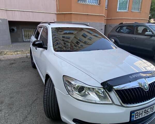 Белый Шкода Октавия, объемом двигателя 1.6 л и пробегом 278 тыс. км за 8500 $, фото 6 на Automoto.ua