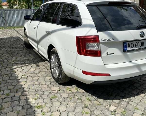 Белый Шкода Октавия, объемом двигателя 1.6 л и пробегом 267 тыс. км за 8600 $, фото 2 на Automoto.ua