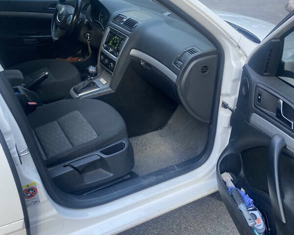 Белый Шкода Октавия, объемом двигателя 1.6 л и пробегом 280 тыс. км за 8500 $, фото 9 на Automoto.ua