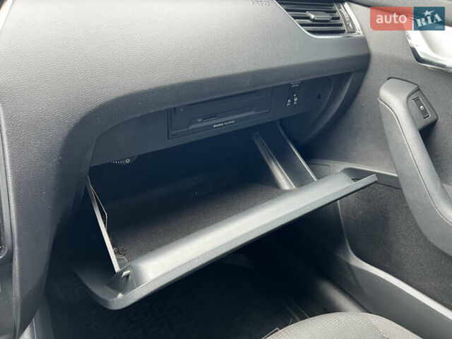 Белый Шкода Октавия, объемом двигателя 1.6 л и пробегом 261 тыс. км за 10400 $, фото 11 на Automoto.ua