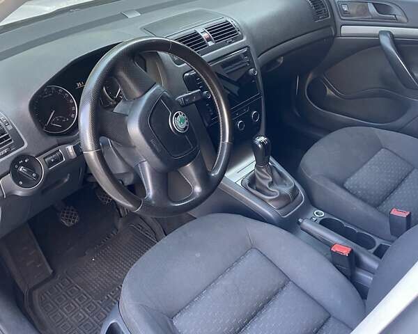 Белый Шкода Октавия, объемом двигателя 1.6 л и пробегом 278 тыс. км за 8500 $, фото 9 на Automoto.ua