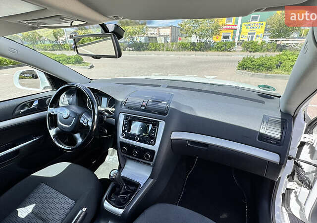 Белый Шкода Октавия, объемом двигателя 1.6 л и пробегом 228 тыс. км за 9300 $, фото 7 на Automoto.ua