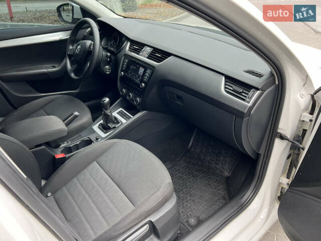 Белый Шкода Октавия, объемом двигателя 1.6 л и пробегом 261 тыс. км за 10400 $, фото 6 на Automoto.ua