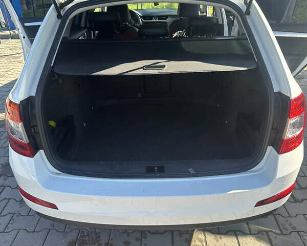 Белый Шкода Октавия, объемом двигателя 1.6 л и пробегом 260 тыс. км за 9500 $, фото 4 на Automoto.ua