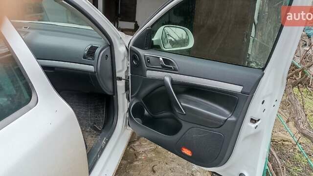 Белый Шкода Октавия, объемом двигателя 1.6 л и пробегом 300 тыс. км за 8500 $, фото 12 на Automoto.ua