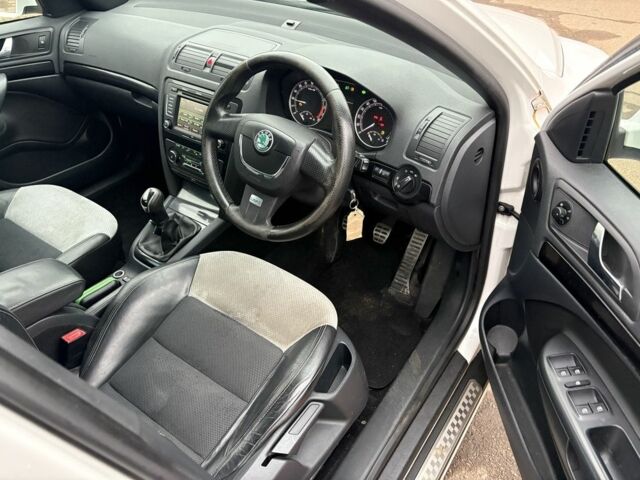 Белый Шкода Октавия, объемом двигателя 2 л и пробегом 148 тыс. км за 4200 $, фото 9 на Automoto.ua