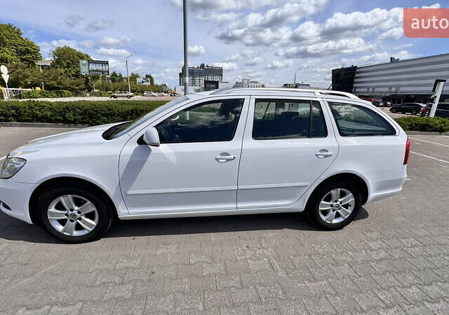 Белый Шкода Октавия, объемом двигателя 1.6 л и пробегом 228 тыс. км за 9300 $, фото 2 на Automoto.ua