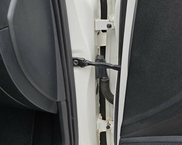 Белый Шкода Октавия, объемом двигателя 1.2 л и пробегом 170 тыс. км за 7200 $, фото 44 на Automoto.ua