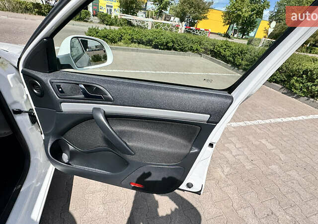 Белый Шкода Октавия, объемом двигателя 1.6 л и пробегом 228 тыс. км за 9300 $, фото 8 на Automoto.ua