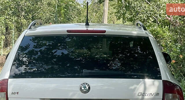 Белый Шкода Октавия, объемом двигателя 1.6 л и пробегом 170 тыс. км за 10000 $, фото 1 на Automoto.ua