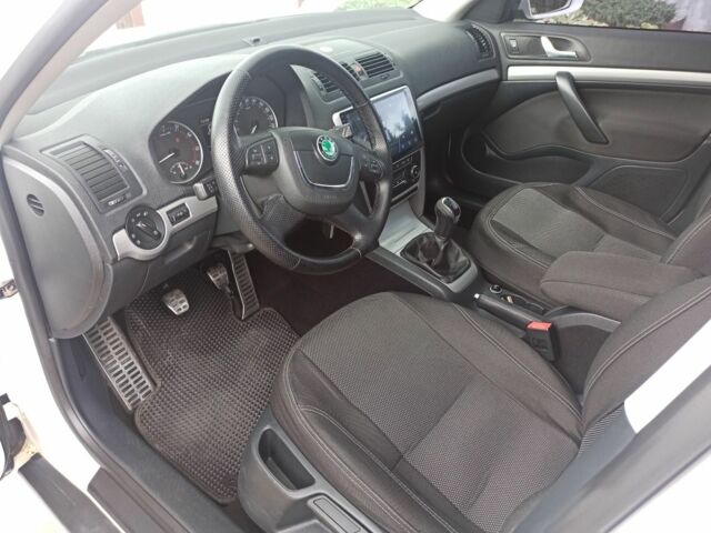 Белый Шкода Октавия, объемом двигателя 1.8 л и пробегом 125 тыс. км за 9600 $, фото 2 на Automoto.ua