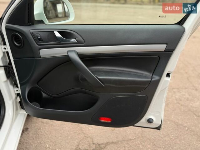 Белый Шкода Октавия, объемом двигателя 1.6 л и пробегом 256 тыс. км за 8999 $, фото 43 на Automoto.ua