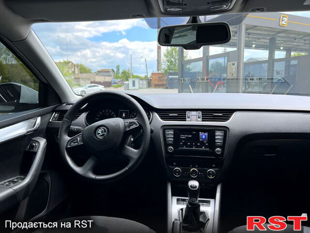 Белый Шкода Октавия, объемом двигателя 1.6 л и пробегом 250 тыс. км за 11000 $, фото 4 на Automoto.ua