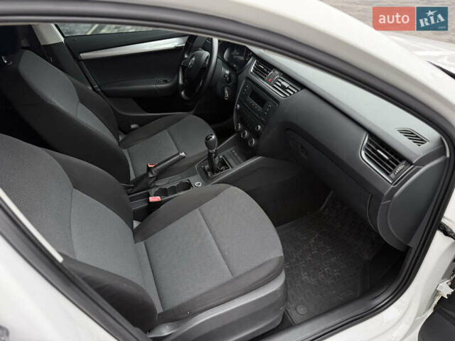 Белый Шкода Октавия, объемом двигателя 1.4 л и пробегом 208 тыс. км за 10000 $, фото 18 на Automoto.ua