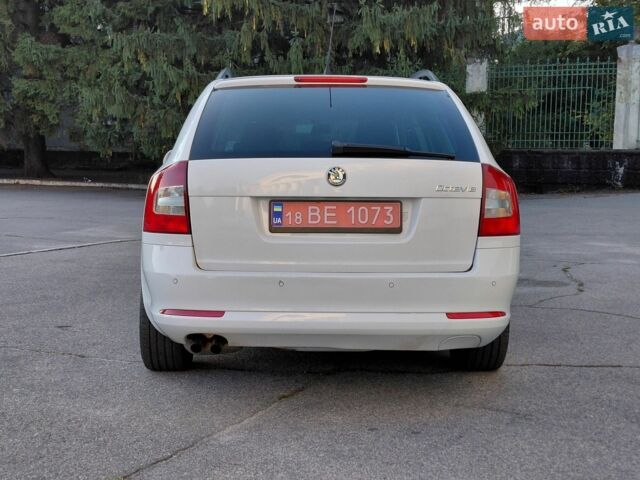 Белый Шкода Октавия, объемом двигателя 1.6 л и пробегом 250 тыс. км за 9900 $, фото 5 на Automoto.ua