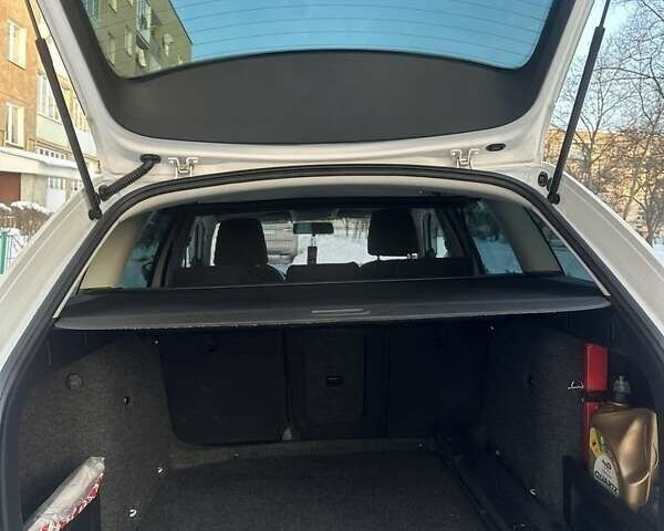 Белый Шкода Октавия, объемом двигателя 1.6 л и пробегом 300 тыс. км за 9200 $, фото 4 на Automoto.ua