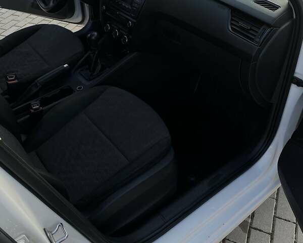 Белый Шкода Октавия, объемом двигателя 1.6 л и пробегом 297 тыс. км за 9000 $, фото 6 на Automoto.ua