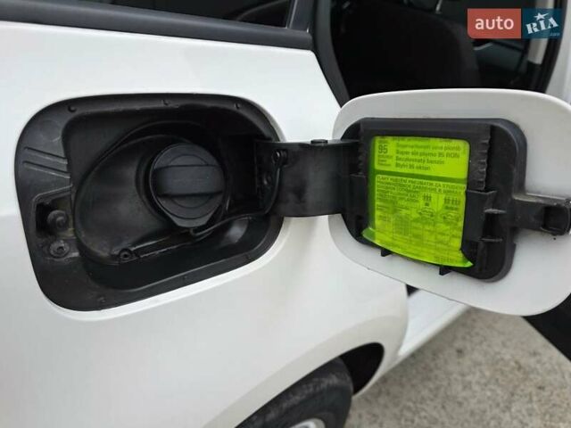 Белый Шкода Октавия, объемом двигателя 1.2 л и пробегом 170 тыс. км за 7200 $, фото 61 на Automoto.ua