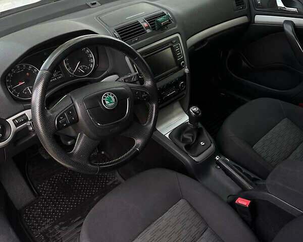 Белый Шкода Октавия, объемом двигателя 1.6 л и пробегом 288 тыс. км за 8999 $, фото 13 на Automoto.ua