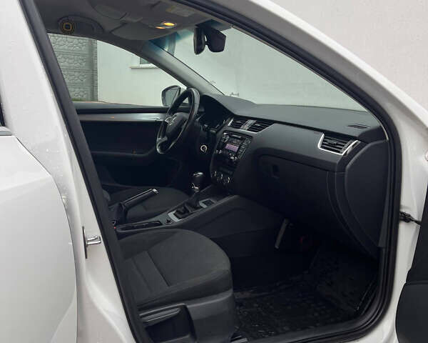 Білий Шкода Октавія, об'ємом двигуна 1.6 л та пробігом 274 тис. км за 11000 $, фото 14 на Automoto.ua