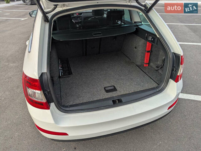 Белый Шкода Октавия, объемом двигателя 1.6 л и пробегом 338 тыс. км за 10399 $, фото 61 на Automoto.ua