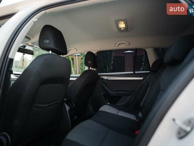 Белый Шкода Октавия, объемом двигателя 1.2 л и пробегом 253 тыс. км за 7500 $, фото 17 на Automoto.ua