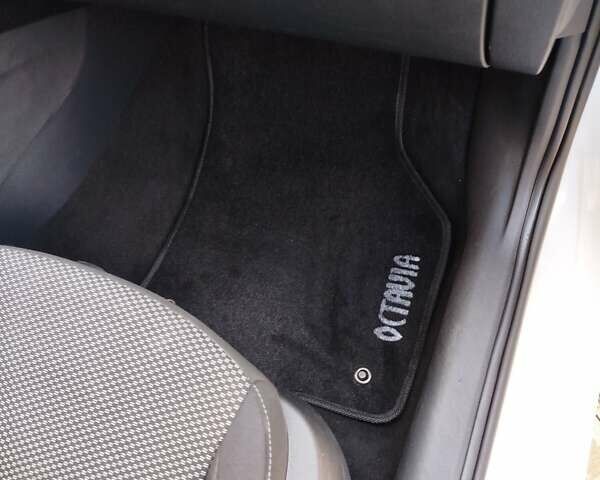 Шкода Октавия 2014 в Казатине на Automoto.ua Белый Шкода Октавия, объемом двигателя 1.97 л и пробегом 199 тыс. км за 11500 $, фото 39 на Automoto.ua