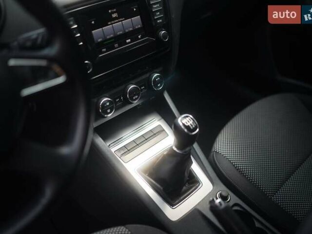Белый Шкода Октавия, объемом двигателя 1.2 л и пробегом 253 тыс. км за 7500 $, фото 7 на Automoto.ua