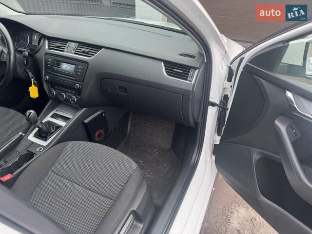 Белый Шкода Октавия, объемом двигателя 1.6 л и пробегом 230 тыс. км за 10500 $, фото 33 на Automoto.ua