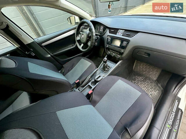 Білий Шкода Октавія, об'ємом двигуна 1.6 л та пробігом 230 тис. км за 9300 $, фото 8 на Automoto.ua
