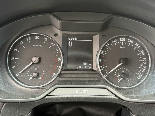 Белый Шкода Октавия, объемом двигателя 1.6 л и пробегом 206 тыс. км за 9500 $, фото 6 на Automoto.ua