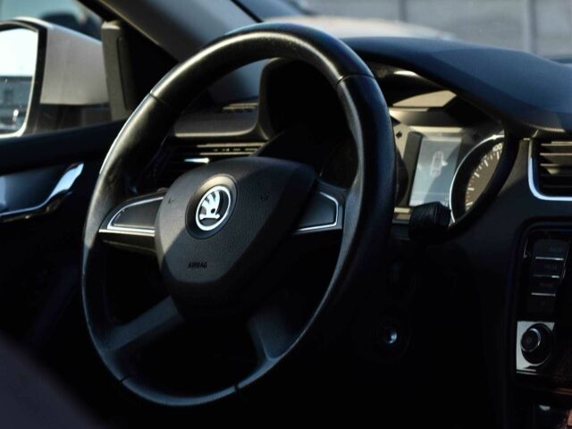 Шкода Октавия 2014 в Кривом Роге на Automoto.ua Белый Шкода Октавия, объемом двигателя 1.6 л и пробегом 304 тыс. км за 8999 $, фото 17 на Automoto.ua