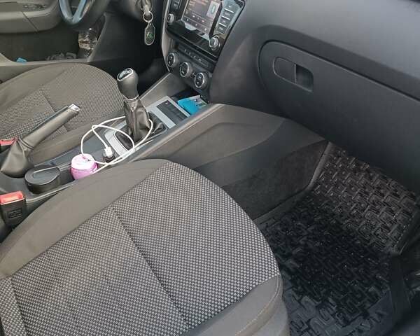 Білий Шкода Октавія, об'ємом двигуна 1.6 л та пробігом 300 тис. км за 9699 $, фото 14 на Automoto.ua